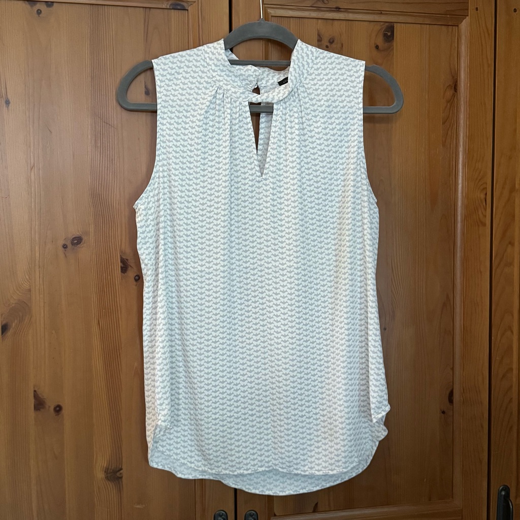 Ann Taylor Sleeveless Gray And White Butterfly Pattern Blouse Size M